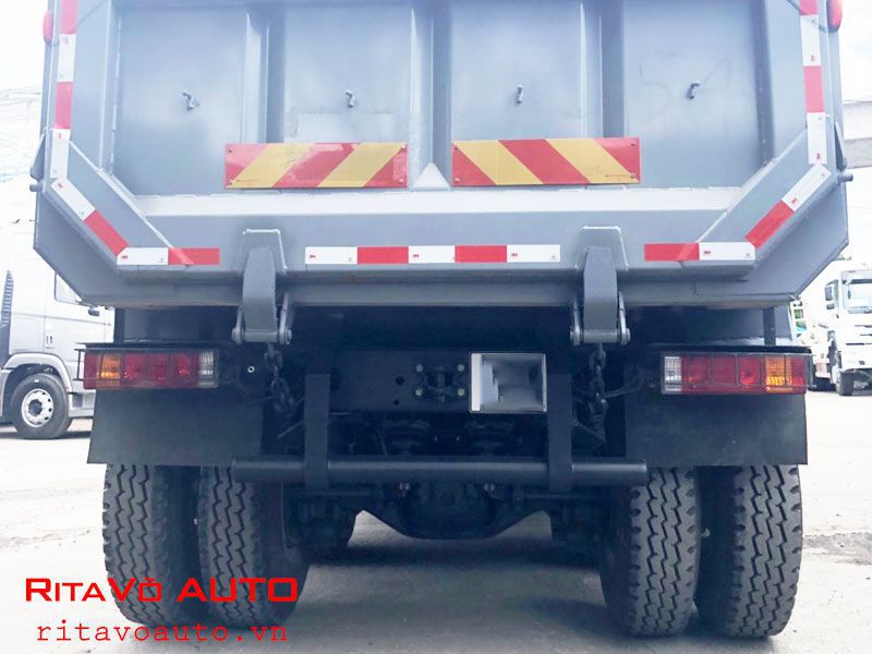 Xe ben Shacman với gầm bệ chắc chắn