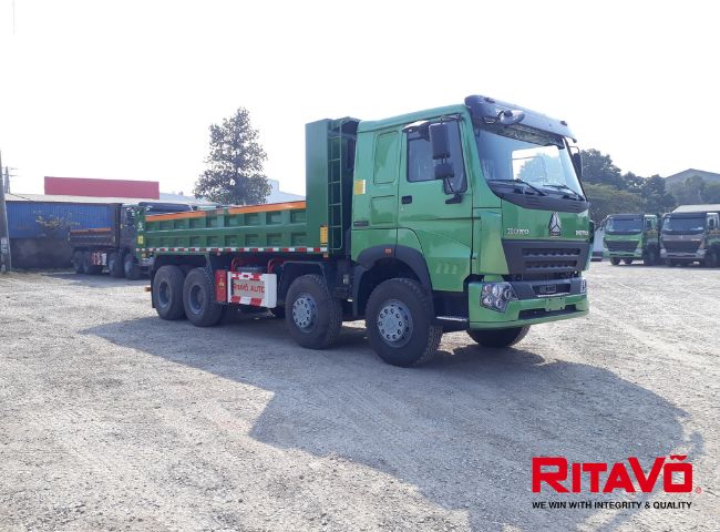 Xe Howo 4 chân thùng đúc màu xanh