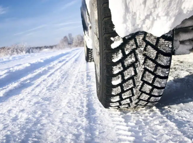 Kiểm tra và gia cố bánh xe để đi an toàn trên đường tuyết
